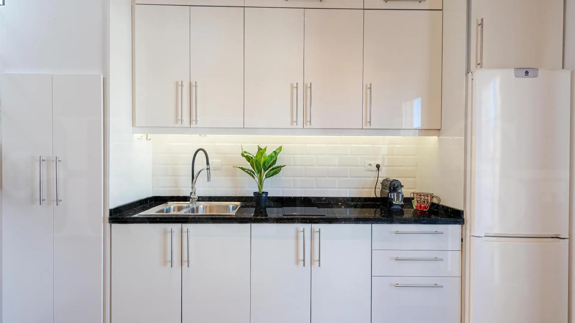 Rooftop Apartment & Private Jacuzzi In The Center By Rems location